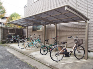 【その他共用部分】 | 建物前には屋根付きの駐輪場