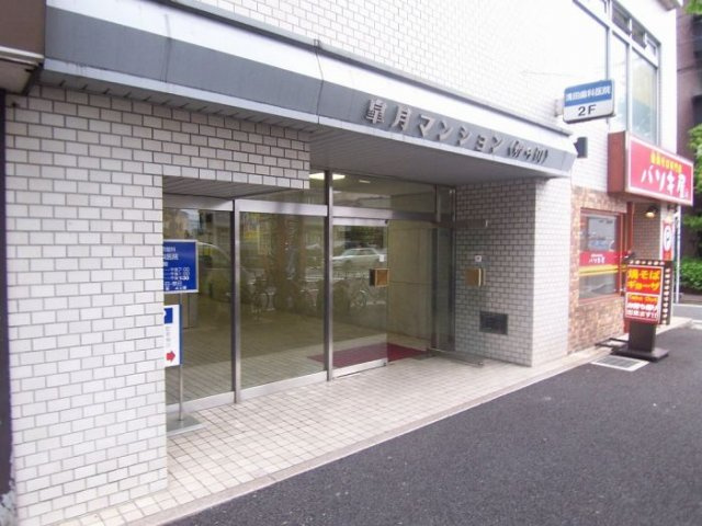 皐月マンション那の川のエントランス