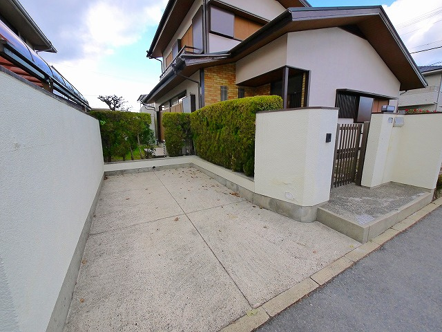 西登美ヶ丘一戸建（５丁目）の駐車場