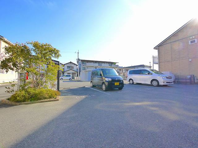 ラフィーネC（富堂町）の駐車場|駐車スペースもあります