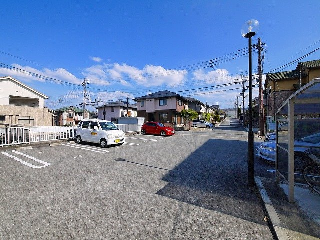 リビングタウンうめみＣの駐車場|ゆとりのある駐車場