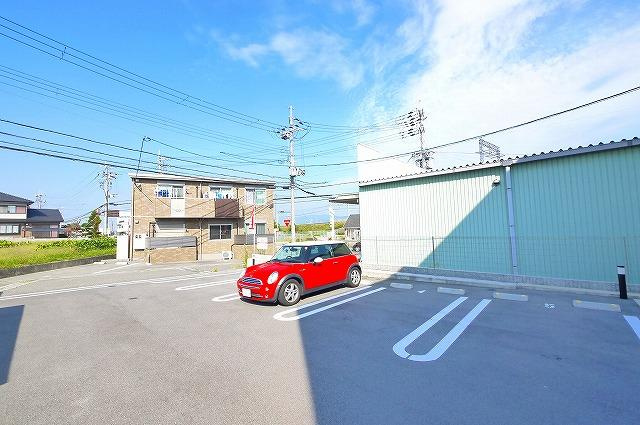 サンシャイン・Ｎの駐車場|車をお持ちの方に嬉しい駐車場付きの物件です