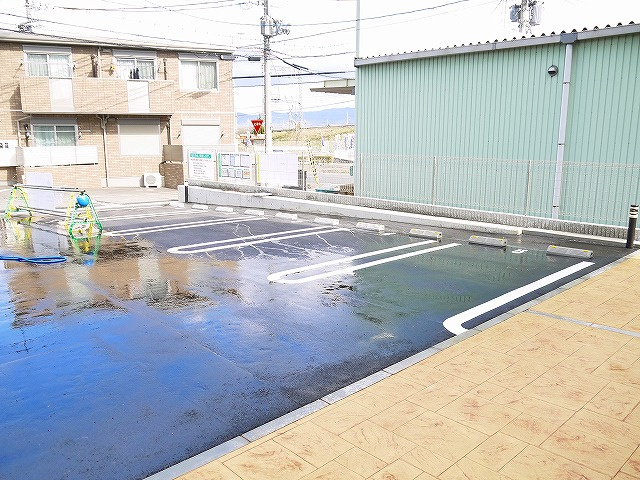 サンシャイン・Ｎの駐車場|車をお持ちの方に嬉しい駐車場付きの物件です