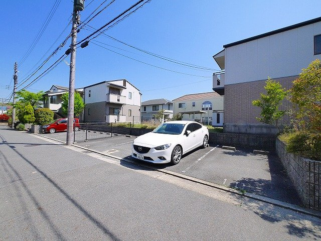 バーベナ光台F棟の駐車場|カースペースがあります