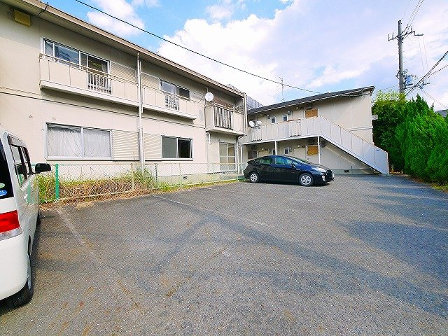 吉甚ハイツⅠの駐車場|駐車場があるので、車を買う予定の方も安心です