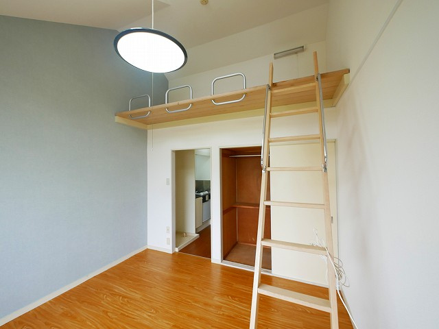 シャンポール 山添の内装|明るい色調の室内です