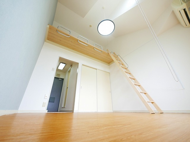 シャンポール 山添の寝室|広くて明るい寝室