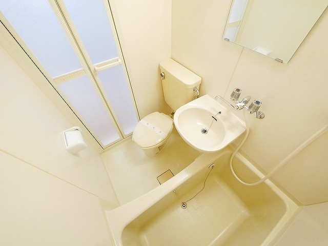 シャンポール 山添の浴室|お掃除もし易いユニットバスタイプ。