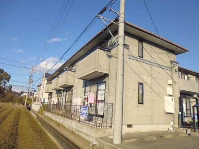 倉敷市沖のアパートの外観|窓の外は建物がなくて太陽がしっかり入ります。