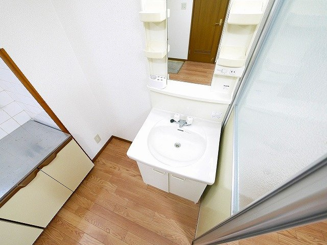 マンション　ヒライの洗面所|明るい洗面所です