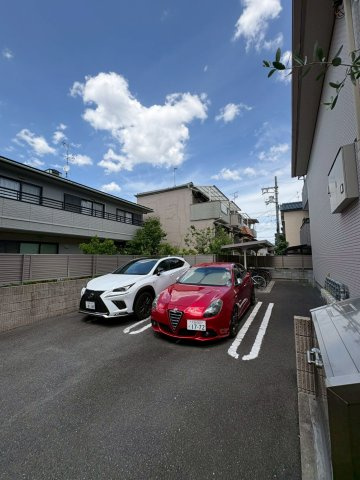 ラガールの駐車場