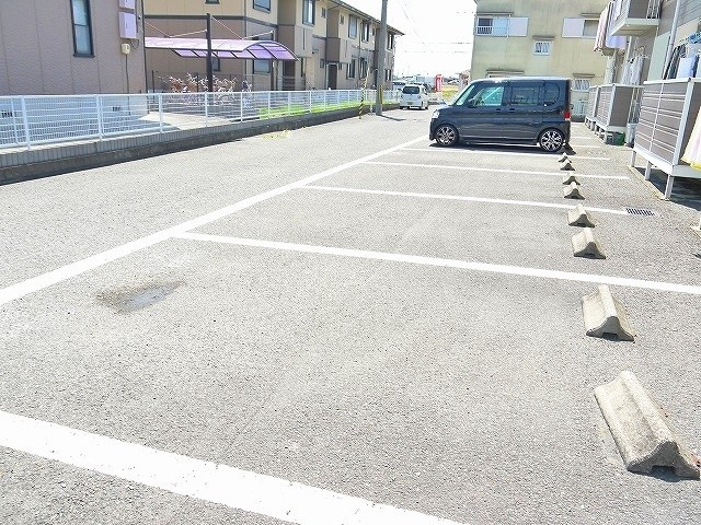 クレール雅の駐車場|車をお持ちの方に嬉しい駐車場付きの物件です