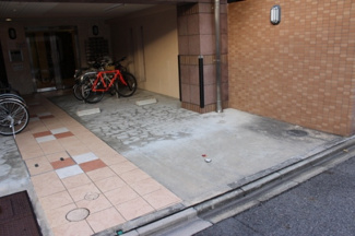 【駐車場】 | 敷地内駐車場付き！雨に濡れず車に乗れます。