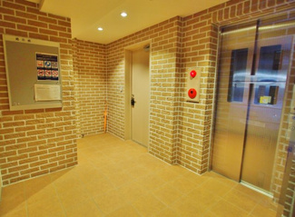 【ロビー】 | お部屋にはエレベーターか内階段で行けるので安心！