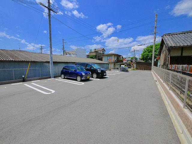 グランツコート大門西の駐車場|駐車スペースもあります