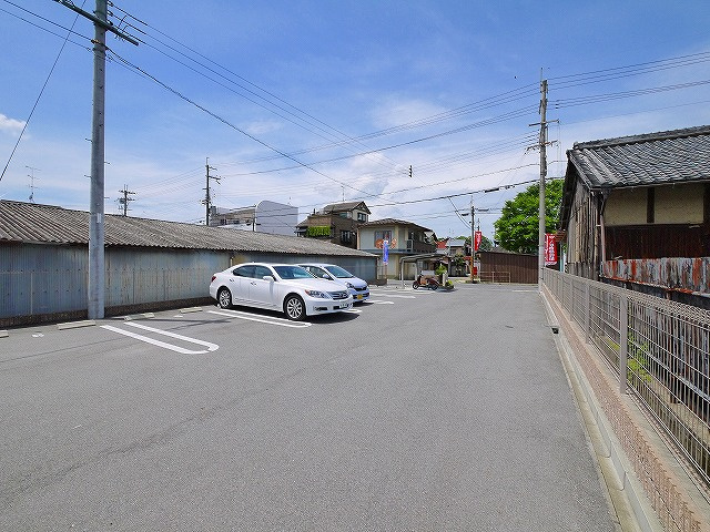 グランツコート大門西の駐車場|駐車場に車を止められます