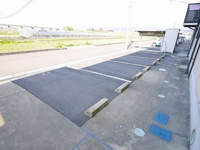 ジェイアール郡山Aの駐車場|駐車場があるので、車を買う予定の方も安心です