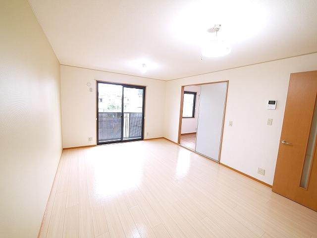 ジェイアール郡山Aの居間・リビング|ゆったり過ごせる居間です