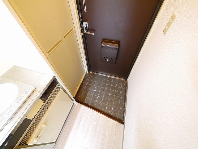 アミティ西大寺Ｐ８の玄関|明るい玄関です