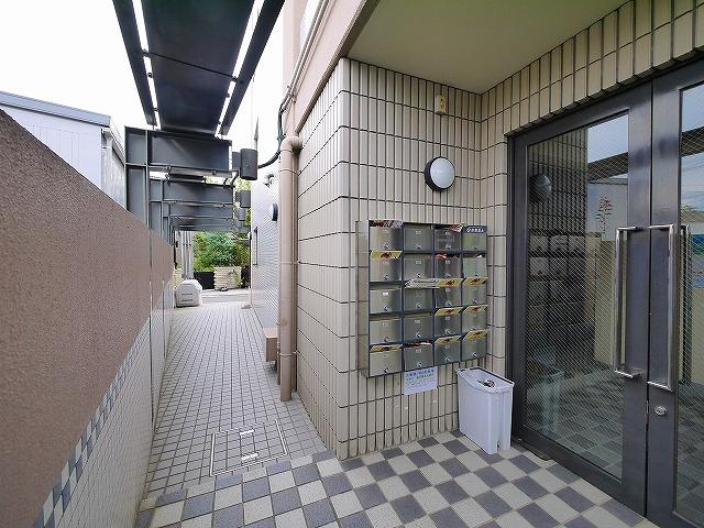 アミティ西大寺Ｐ８のエントランス|毎日通るエントランスはこのようになっています