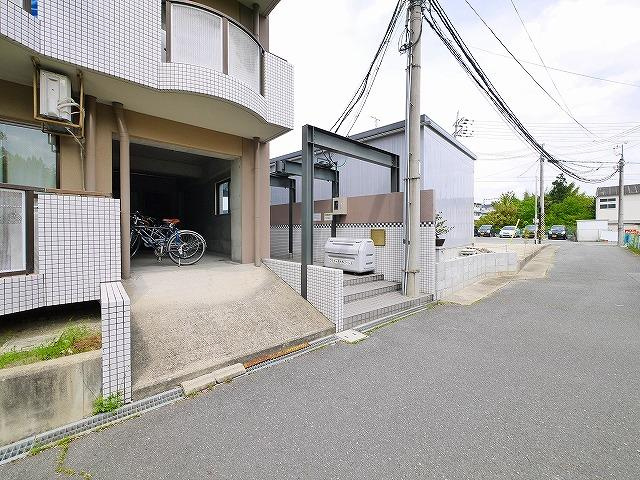 アミティ西大寺Ｐ８のエントランス|ゆとりのあるエントランスです