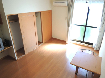 【居間・リビング】 | サンヒルズ | 1階はフローリング、2階はカーペットです。