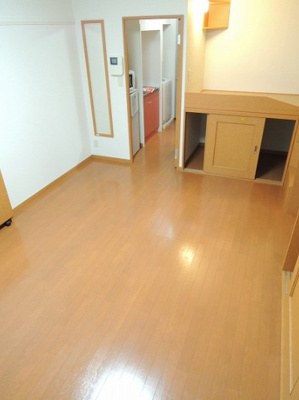 【居間・リビング】 | サンヒルズ | 1階はフローリング、2階はカーペットです。