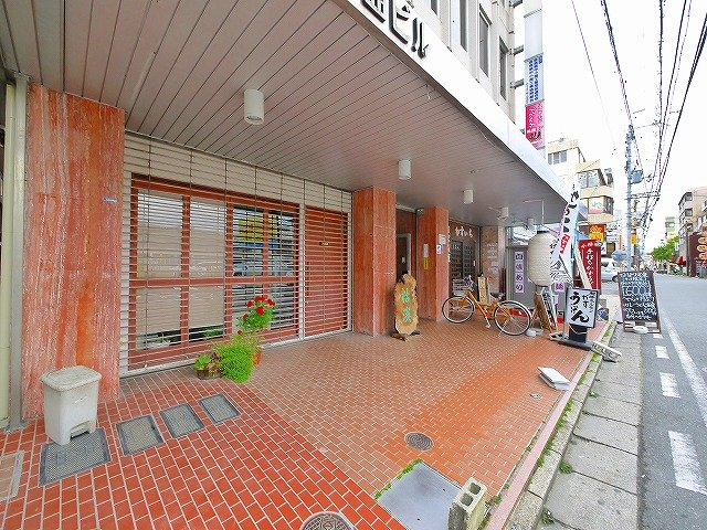 千曲ビルのエントランス