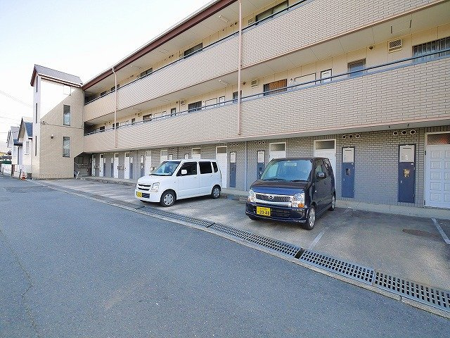 グローリーマンションの駐車場|駐車場があるので、車を買う予定の方も安心です