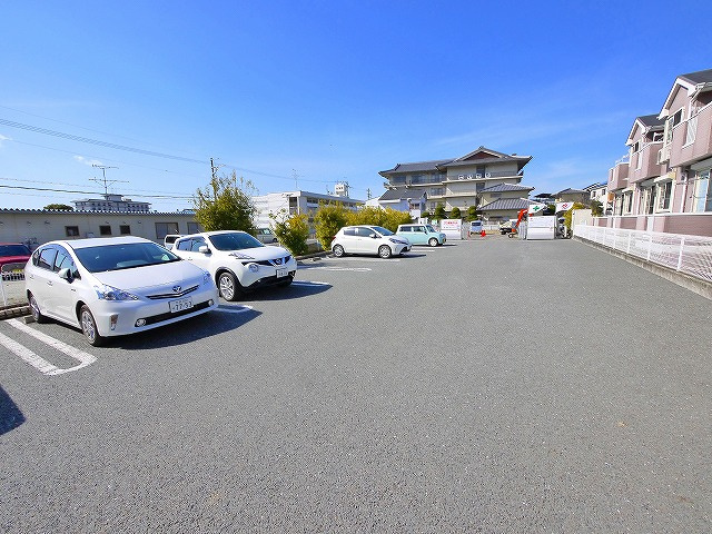 フォンテーヌ　Ｎ－Ⅱの駐車場|駐車場があるので、車を買う予定の方も安心です