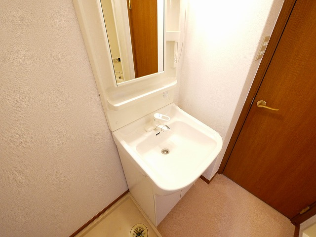 フォンテーヌ　Ｎ-Ⅱの洗面所|朝の支度にも助かる、独立の洗髪洗面化粧台