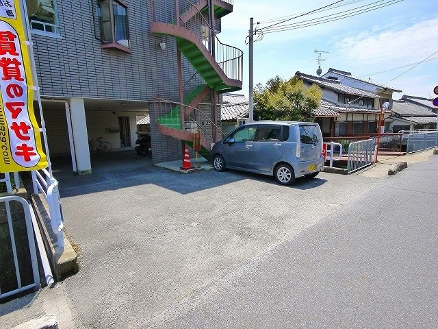 プチ・ハイツ・コマヅルの駐車場|駐車場完備です