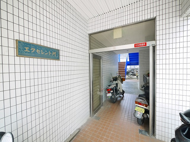 エクセレント河のエントランス|毎日通るエントランスはこのようになっています