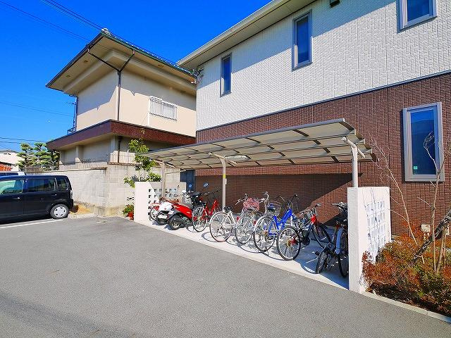 シャーメゾン紀寺Ａ・Ｂのその他共用部分|屋根付きの駐輪場があります