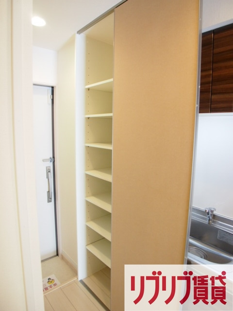 リブリ・CASA TRESの玄関