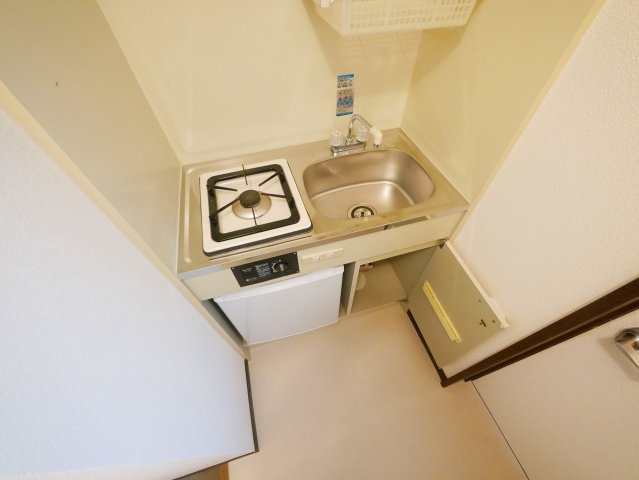 ハイツ朱峰第二のキッチン|コンパクトなキッチンで掃除もラクラク