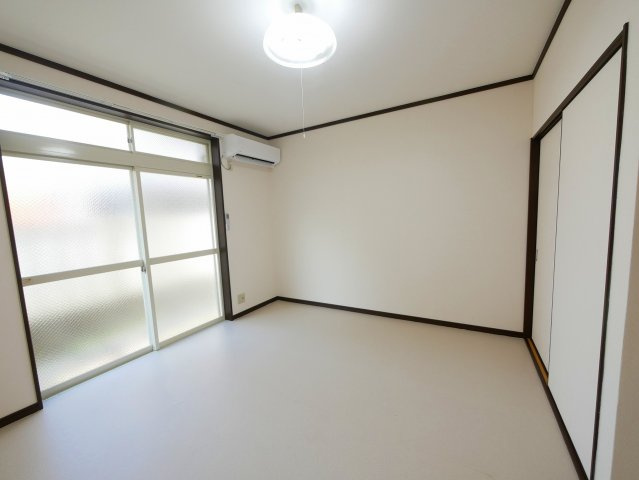 ハイツ朱峰第二の寝室|落ち着いた色調の寝室です