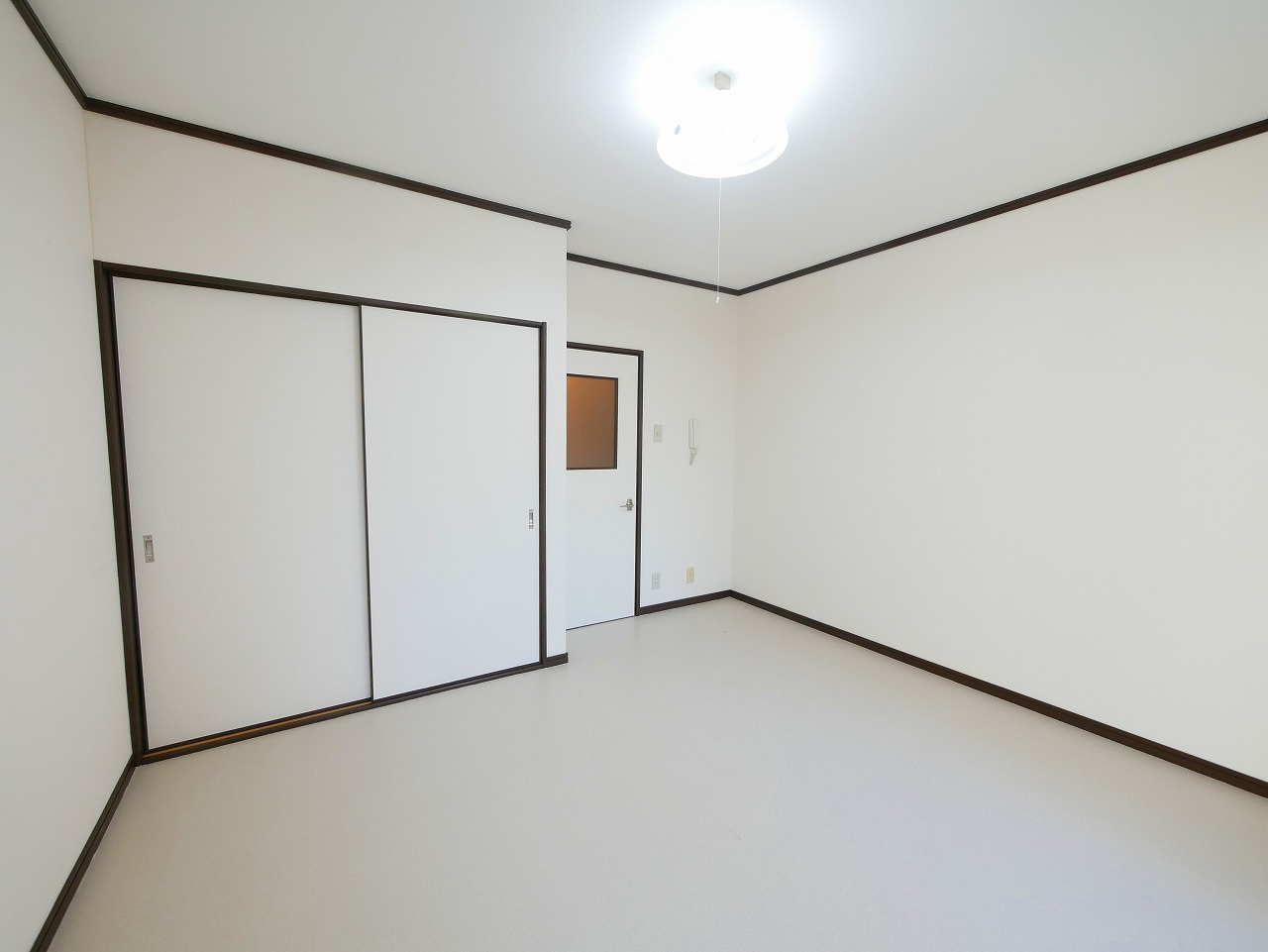 ハイツ朱峰第二の寝室|落ち着いた色調の寝室です