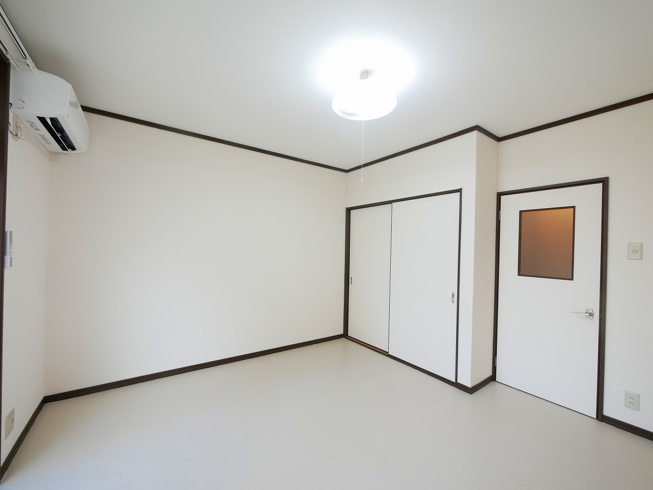 ハイツ朱峰第二の寝室|広くて明るい寝室