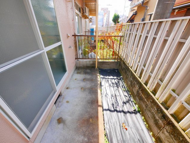 ハイツ朱峰第二のバルコニー|バルコニーからの眺めを楽しみながら食事をしませんか