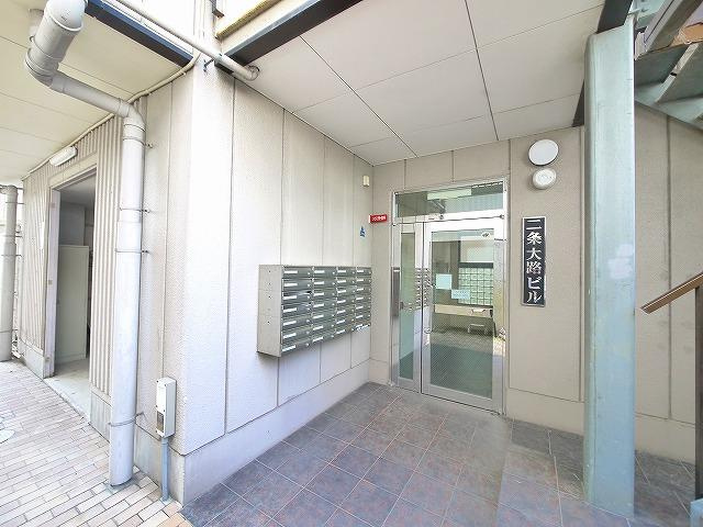 二条大路ビルのエントランス