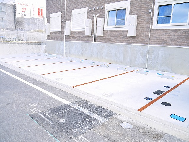 ハッピーストーリーの駐車場|駐車場があるので、車を買う予定の方も安心です