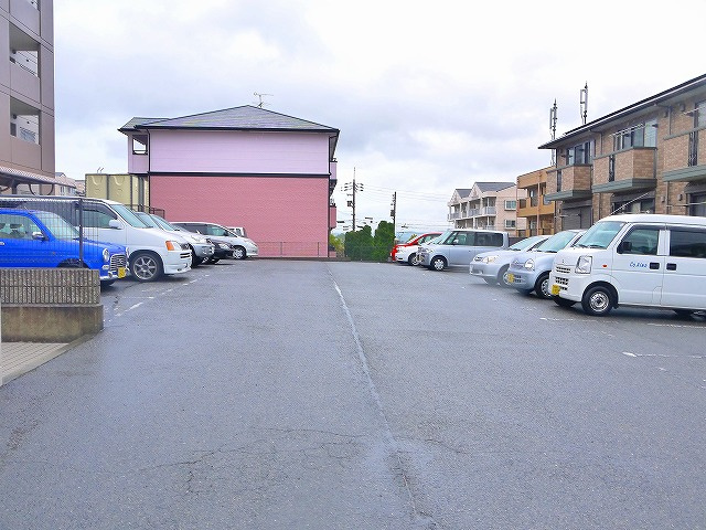 ボワ・シャトレーの駐車場|車をお持ちの方に嬉しい駐車場付きの物件です