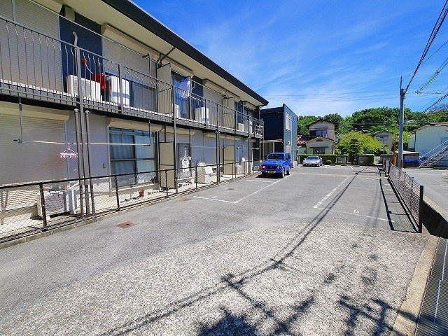 大神ハイツの駐車場|駐車場があるので、車を買う予定の方も安心です