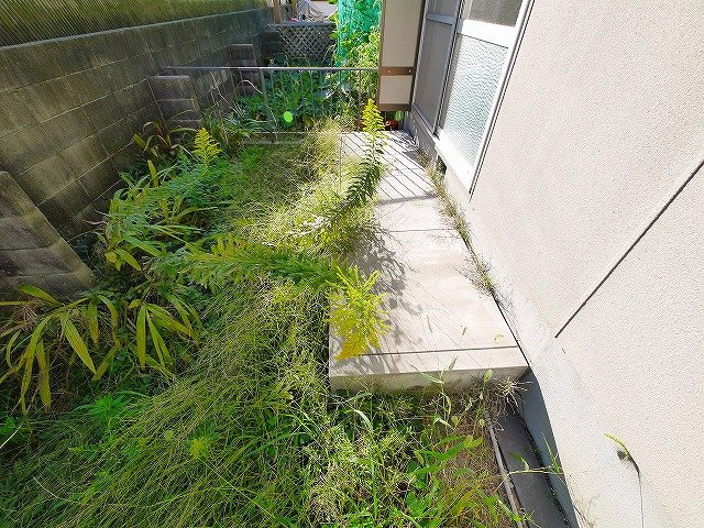 平松ハイツAの庭|簡単な家庭菜園も楽しめるお庭です