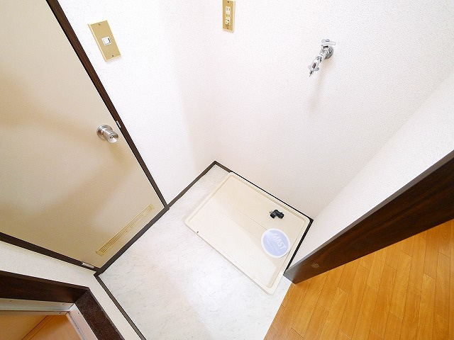 平松ハイツAの設備|洗濯機置き場が室内にあります