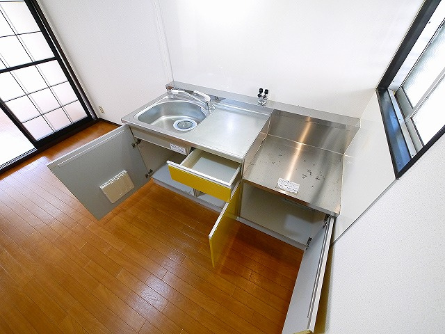 平松ハイツAのキッチン|コンパクトなキッチンで掃除もラクラク