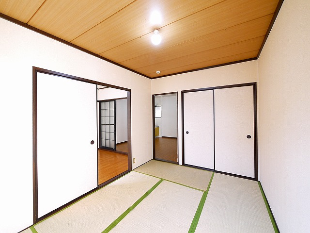 平松ハイツAの和室|和室がひろがる居住スペース