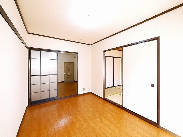 平松ハイツAの洋室|スタンダードな洋室です