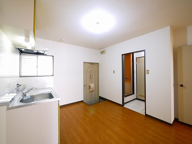 平松ハイツAの居間・リビング|ゆったり過ごせるリビングです